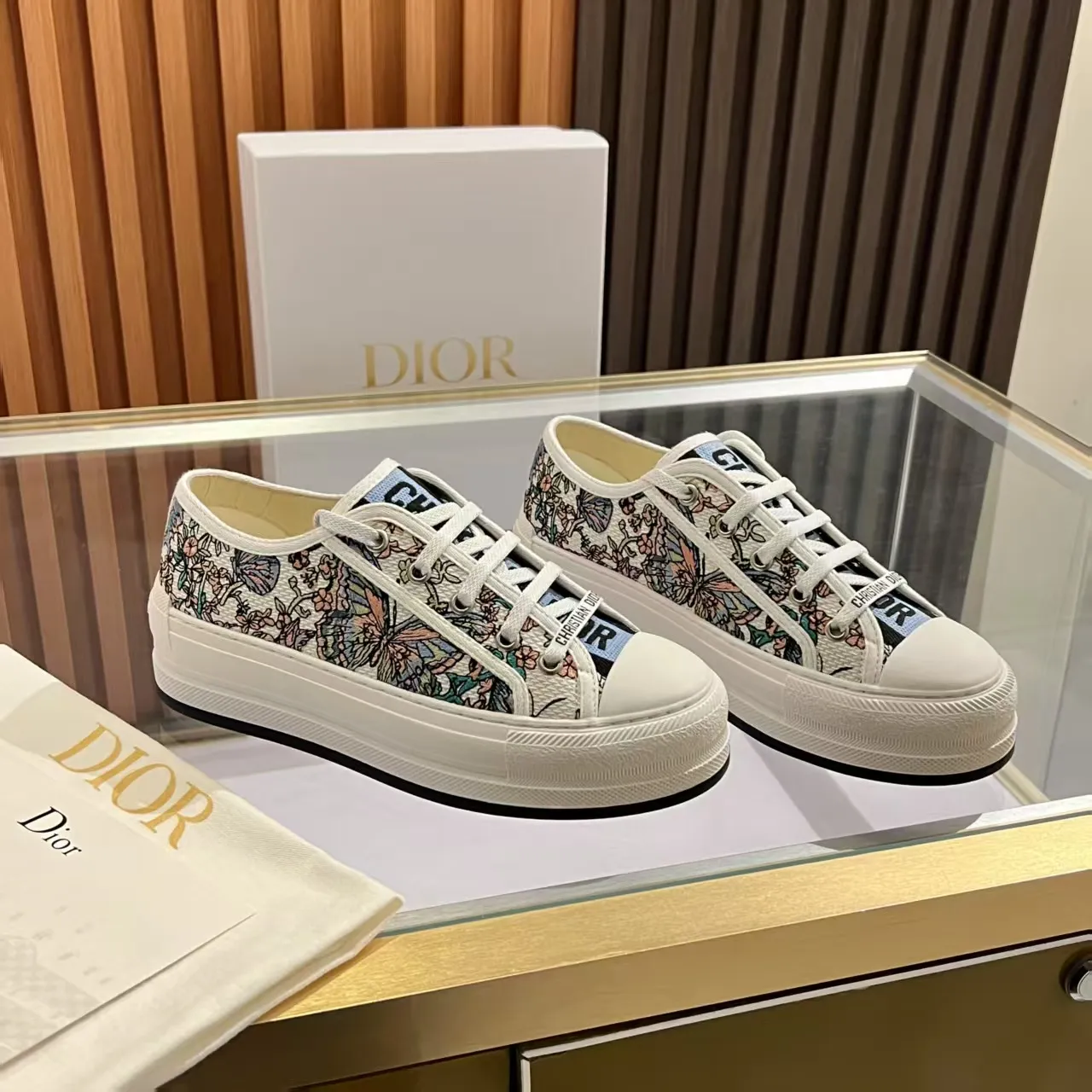 👟👟Ex-factory price 520👟👟 Walk‘n’Dior embroidered mid-top casual shoes are new in 2025. On the fashion stage, Dior embroidered shoes are the well-deserved protagonist. Delicate stitching is used on the upper, every stitch is devoted to the craftsman's efforts, and every thread is woven with artistic poetry. From complex floral patterns to smart geometric textures, embroidery is like the magic that gives shoes life, allowing them to show dynamic beauty even in static conditions.   Wearing Dior embroidered shoes feels like stepping into a dream world full of art. It is not only a pair of shoes, but also a walking piece of art that perfectly integrates fashion and culture. Whether you are strolling on the bustling city streets or attending important social occasions, Dior embroidered shoes can add unique charm to your style and become the focus of everyone's attention.   Choosing Dior embroidered shoes means choosing a persistent pursuit of quality and a unique understanding of fashion. Let it accompany you through every wonderful moment and leave your own fashion mark.  Material: Sheepskin lining, feet, silk cowhide, size 35-41, heel height 5cm